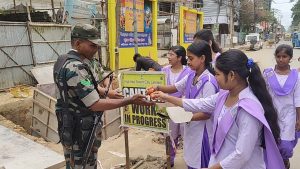 কার্গিল বিজয় দিবস উপলক্ষে নিরাপত্তারক্ষীদের মধ্যে মিষ্টির বিতরণ