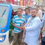 পথচারীদের মধ্যে চারা গাছ বিলি, পরিবেশ রক্ষার বার্তা দিলেন সদর জেলা কংগ্রেস নেতৃত্ব