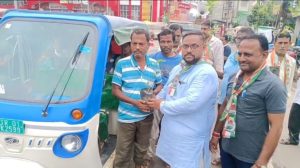 পথচারীদের মধ্যে চারা গাছ বিলি, পরিবেশ রক্ষার বার্তা দিলেন সদর জেলা কংগ্রেস নেতৃত্ব