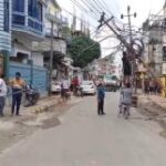 রাজধানীর ভগবান ঠাকুর চৌমুহনীতে বিপদজনক অবস্থায় বিদ্যুতের খুঁটি