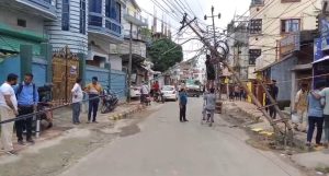 রাজধানীর ভগবান ঠাকুর চৌমুহনীতে বিপদজনক অবস্থায় বিদ্যুতের খুঁটি