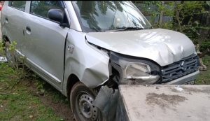 গাড়ি শিখতে গিয়ে অন্যের বাড়ির গেট ভেঙে হাসপাতালে চিকিৎসাধীন নয়া চালক