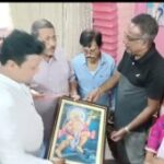 শংকর প্রসাদ দত্তের বাড়িতে বিজেপি কর্মীরদ, বাম নেতার হাতে তুলে দিয়েছেন হনুমান চালিশা ও মূর্তি