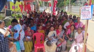 এফআরএস পদ্ধতি প্রত্যাহার সহ একাধিক দাবিতে গণঅবস্থান ত্রিপুরা অঙ্গনওয়াড়ি ওয়ার্কার্স এন্ড হেল্পার্স ইউনিয়নের