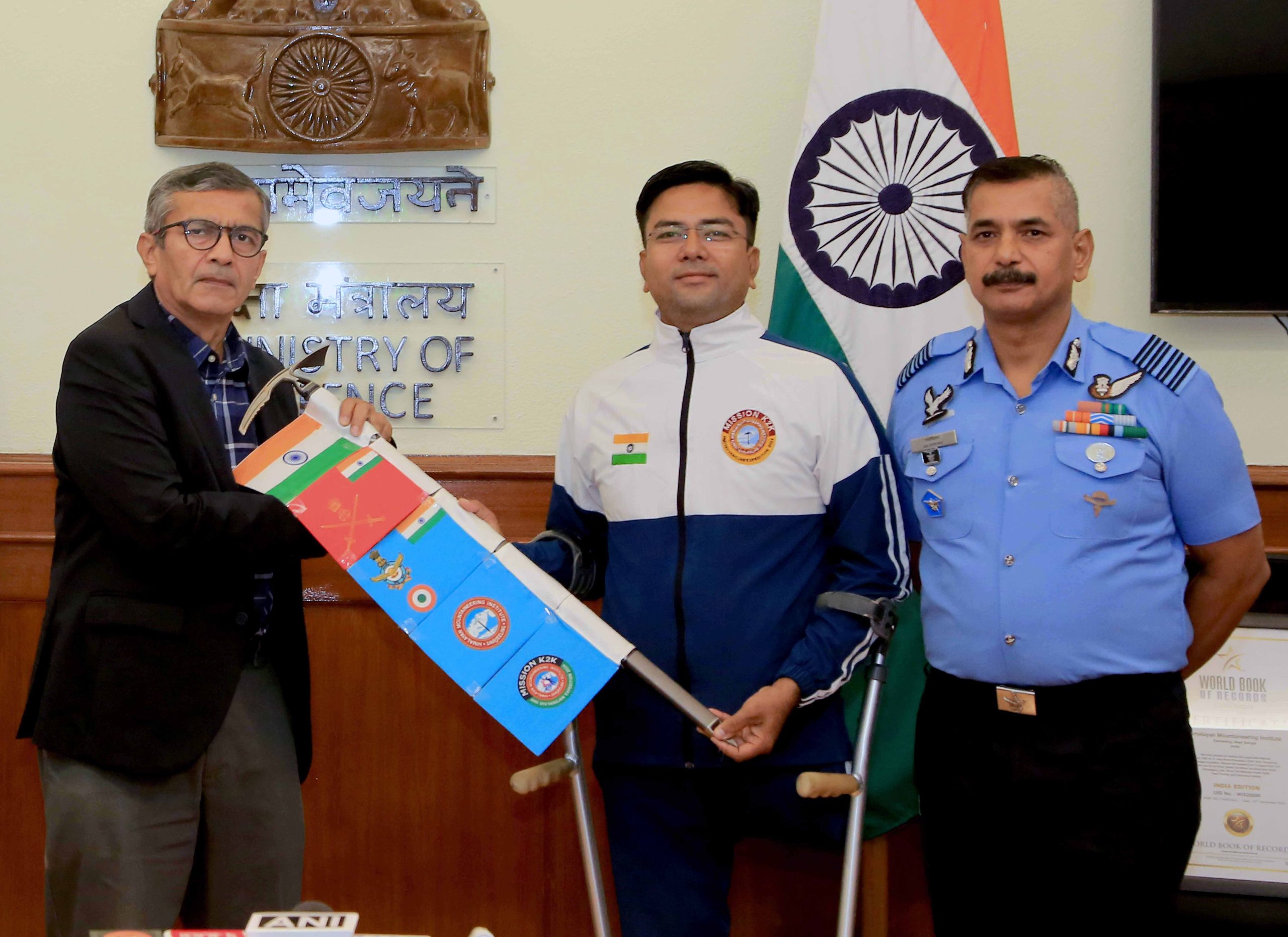 প্রতিরক্ষা সচিবের এভারেস্ট ও কিলিমাঞ্জারো পর্বত অভিযান দলের সম্মাননা জ্ঞাপন