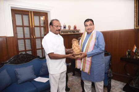 কেন্দ্রীয় সড়ক পরিবহণ মন্ত্রীর সাথে রাজ্যপালের সৌজন্য সাক্ষাৎ