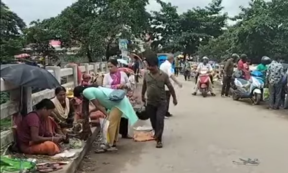 রাধানগর ব্রিজে অবৈধ দখলদারি, যানজটে&hellip;