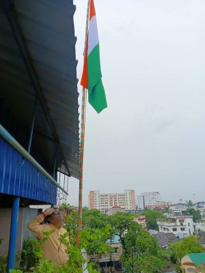নিজ বাসভবনে জাতীয় পতাকা উত্তোলন করেন বিদ্যুৎমন্ত্রী