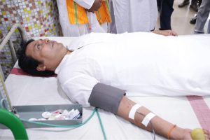 স্বাধীনতা দিবসে রক্তদান শিবিরে স্বেচ্ছায় রক্তদান করলেন সাংসদ বিপ্লব