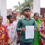 বিকল্প ব্যবস্থা না করে ১৯টি পরিবারকে বারবার উচ্ছেদ নোটিশ, জেলাশাসকের নিকট ডেপুটেশন