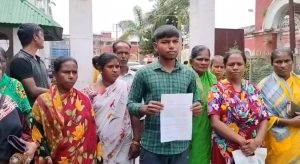 বিকল্প ব্যবস্থা না করে ১৯টি পরিবারকে বারবার উচ্ছেদ নোটিশ, জেলাশাসকের নিকট ডেপুটেশন