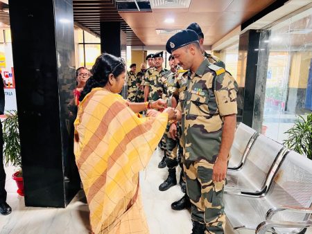 বিএসএফ জওয়ানদের সঙ্গে রাখী উৎসব পালন করলেন প্রাক্তন কেন্দ্রীয় প্রতিমন্ত্রী প্রতিমা ভৌমিক