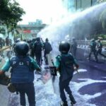 বাংলাদেশ ছাত্র বিক্ষোভে উত্তাল : প্রধান উপদেষ্টার বাসভবনের দিকে মিছিলরত প্রকৌশল শিক্ষার্থীদের সঙ্গে পুলিশের সংঘর্ষ