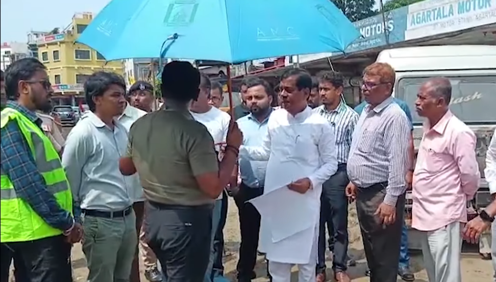 পুরনো মোটরস্ট্যান্ড এলাকার রাস্তা পরিদর্শনে মেয়র