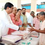 মেয়রের হাত ধরে রাজধানীতে একাধিক বস্ত্র দান কর্মসূচি