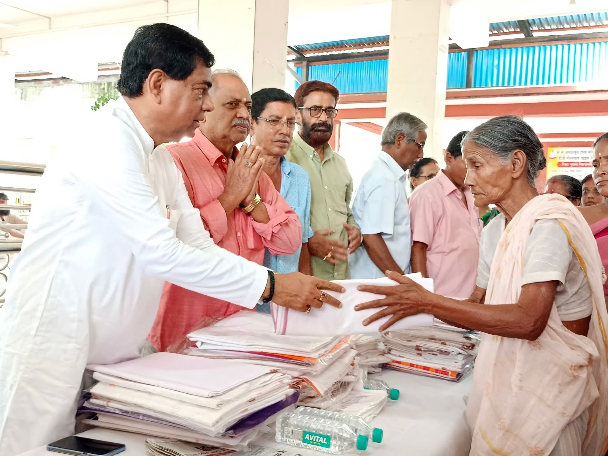 মেয়রের হাত ধরে রাজধানীতে একাধিক বস্ত্র দান কর্মসূচি