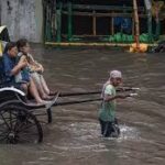 কলকাতায় ভয়াবহ রাতভর বৃষ্টিতে মৃত্যু অন্তত ৯ জনের, জলমগ্ন শহরকে ঘিরে বিজেপি-তৃণমূল রাজনৈতিক তীব্রতা চরমে