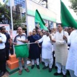 হিমাচলের উদ্দেশ্যে ত্রাণসামগ্রী বোঝাই গাড়িকে পতাকা নাড়িয়ে রওয়ানা করান মুখ্যমন্ত্রী