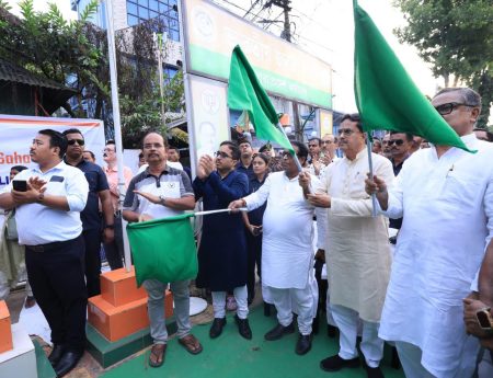 হিমাচলের উদ্দেশ্যে ত্রাণসামগ্রী বোঝাই গাড়িকে পতাকা নাড়িয়ে রওয়ানা করান মুখ্যমন্ত্রী