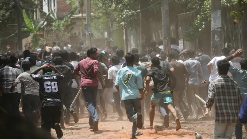 বাংলাদেশ বিশ্ববিদ্যালয় অস্থিরতা : চট্টগ্রামে সহিংস সংঘর্ষে আহত ৩০০ শতাধিক, দেশজুড়ে উত্তেজনা