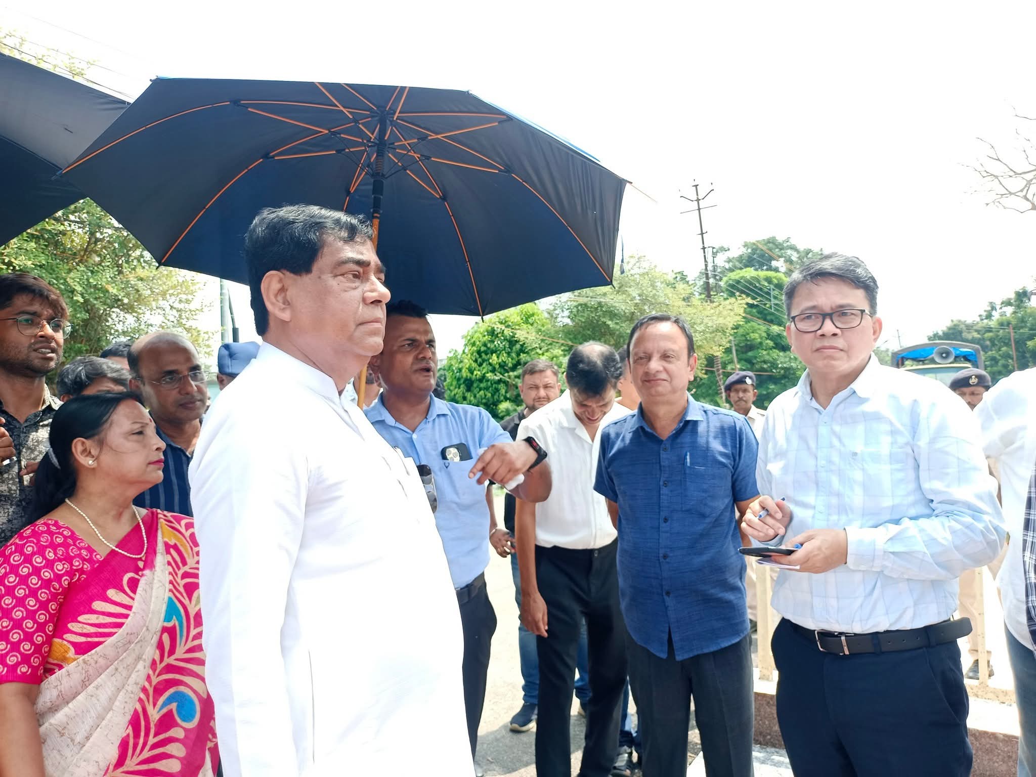 দশমীঘাটে প্রতিমা নিরঞ্জন স্থল পরিদর্শনে আগরতলা পুরনিগমের মেয়র