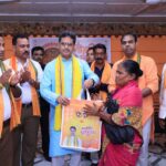 দুর্গাপূজা উপলক্ষে আগরতলার মহিলাদের মধ্যে শাড়ি বিতরণ, মুখ্যমন্ত্রীর আনন্দজনক বার্তা