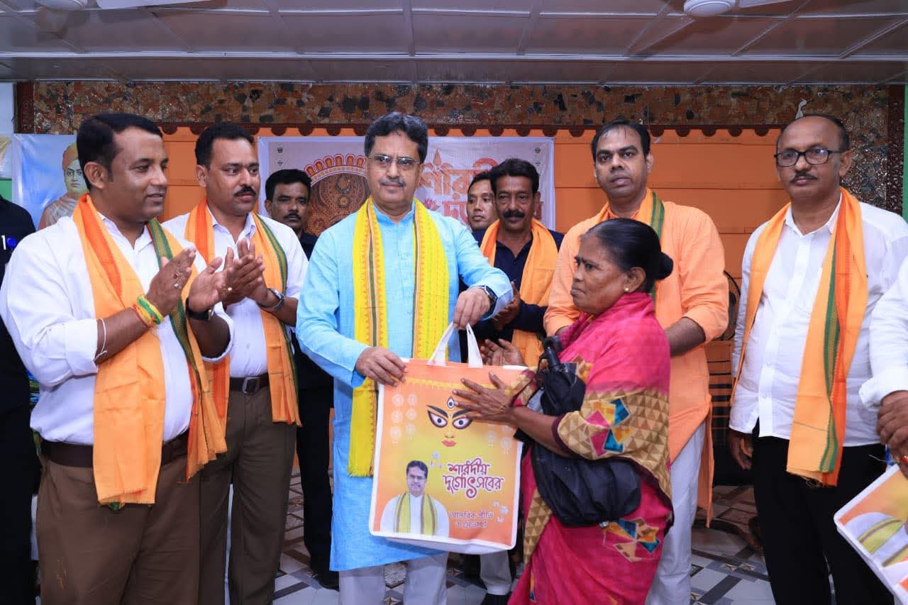 দুর্গাপূজা উপলক্ষে আগরতলার মহিলাদের মধ্যে শাড়ি বিতরণ, মুখ্যমন্ত্রীর আনন্দজনক বার্তা