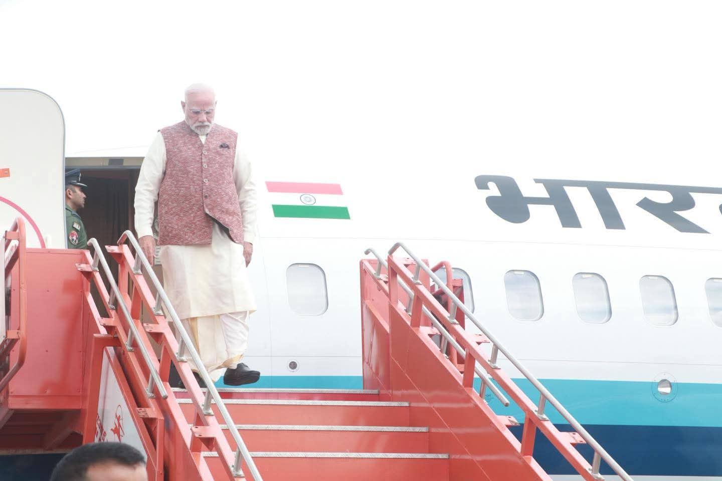 Breaking: বায়ু সেনার বিশেষ বিমানে রাজ্যে এসে পৌঁছলেন প্রধানমন্ত্রী