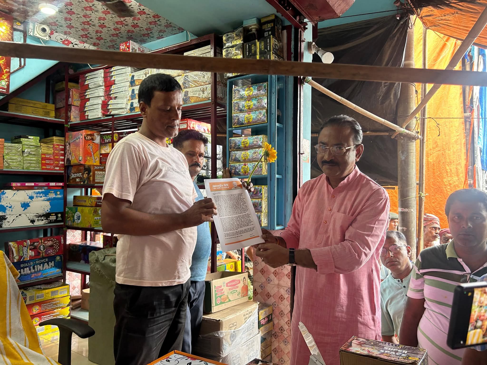 মহারাজগঞ্জ বাজারের ব্যবসায়ীদের সঙ্গে আলোচনা সাংসদ রাজীবের