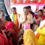 মহাষষ্ঠীতে প্রতাপগড় রামঠাকুর আশ্রমের উদ্যোগে বস্ত্রদান কর্মসূচিতে সাংসদ রাজীব ভট্টাচার্য