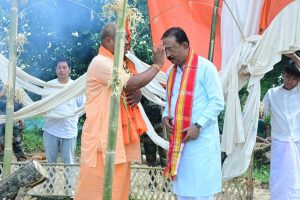 মহাঅষ্টমীতে শান্তিকালী কুমারী দেবী আশ্রমে সাংসদ রাজীব, জনজাতি মায়েদের মধ্যে পাছরা বিতরণ