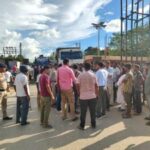 এসডিএমের দুর্ব্যবহারে অসুস্থ পুর পরিষদ কর্মী,বদলির দাবিতে রাস্তা অবরোধ স্থানীয়দের,আটকে পড়েন বিধায়ক, উত্তেজনা