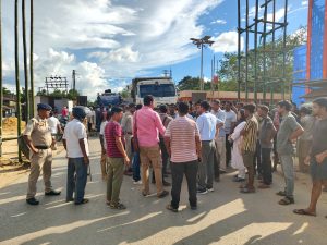 এসডিএমের দুর্ব্যবহারে অসুস্থ পুর পরিষদ কর্মী,বদলির দাবিতে রাস্তা অবরোধ স্থানীয়দের,আটকে পড়েন বিধায়ক, উত্তেজনা