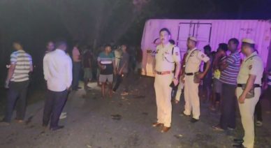 কন্টেইনার ছিন্ন হয়ে জাতীয় সড়কে…