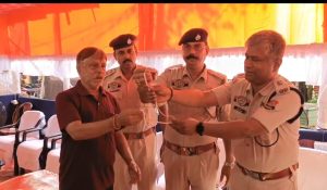 চুরি যাওয়া স্বর্ণালংকার সহ ল্যাপটপ এবং ব্যাটারি উদ্ধার, প্রকৃত মালিকের হাতে তুলে দেয় পুলিশ