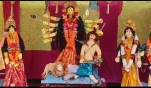 নিজ হাতে দুর্গা প্রতিমা বানিয়ে&hellip;