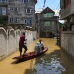 জেলামের দুই জায়গায় বাঁধ ভেঙে যাওয়ায় ৯,৫০০-র বেশি মানুষকে নিরাপদ স্থানে সরানো হয়েছে