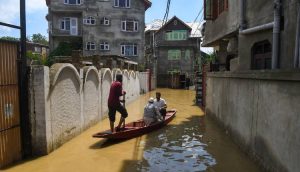 জেলামের দুই জায়গায় বাঁধ ভেঙে যাওয়ায় ৯,৫০০-র বেশি মানুষকে নিরাপদ স্থানে সরানো হয়েছে