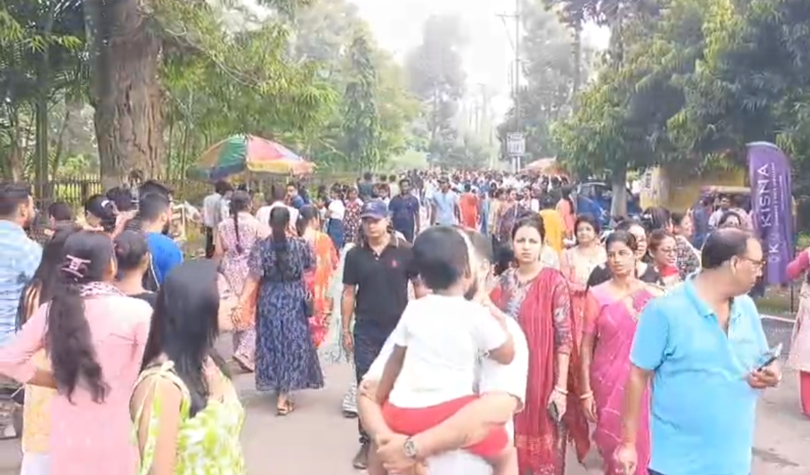 মহালয়ার সকাল – শহরে উপচে পড়া ভিড়, তর্পনের মধ্য দিয়ে পিতৃপুরুষকে স্মরণ