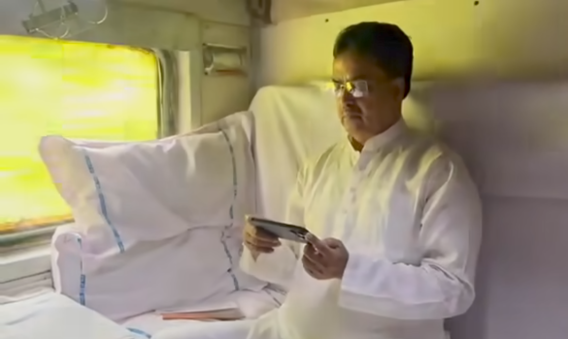 ট্রেনযাত্রাপথে ‘মন কি বাত’ শুনলেন&hellip;