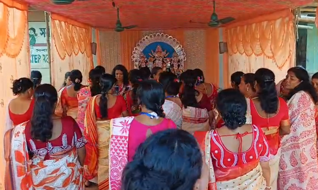 মহাষষ্ঠীর দিনে দুর্গা বোধনে মুখর&hellip;