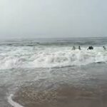 পুরী সৈকতে প্রাণে রক্ষা পেলেন পশ্চিমবঙ্গের পর্যটক, সমুদ্র উত্তাল থাকার পরও সতর্কবার্তা উপেক্ষা