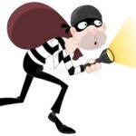 রাতের আঁধারে চোরের হাতে আক্রান্ত বাড়ির মালিক, হাসপাতালে চিকিৎসাধীন