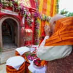 ১০৮টি পদ্ম ফুলের মালা, সিল্কের শাড়ি, উদয়পুরের বিখ্যাত পেঁড়া এবং নানারকম ফল দিয়ে মাতা ত্রিপুরেশ্বরীকে পুজো দিলেন প্রধানমন্ত্রী