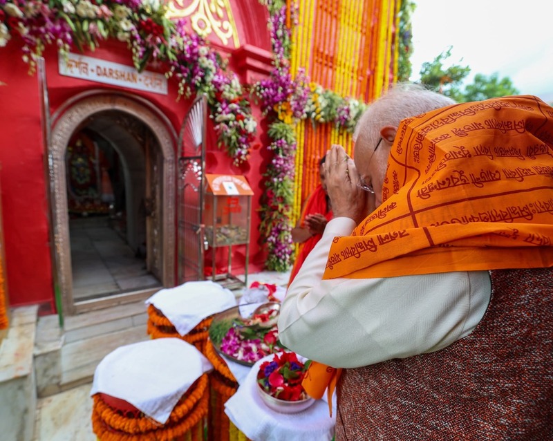 ১০৮টি পদ্ম ফুলের মালা, সিল্কের শাড়ি, উদয়পুরের বিখ্যাত পেঁড়া এবং নানারকম ফল দিয়ে মাতা ত্রিপুরেশ্বরীকে পুজো দিলেন প্রধানমন্ত্রী