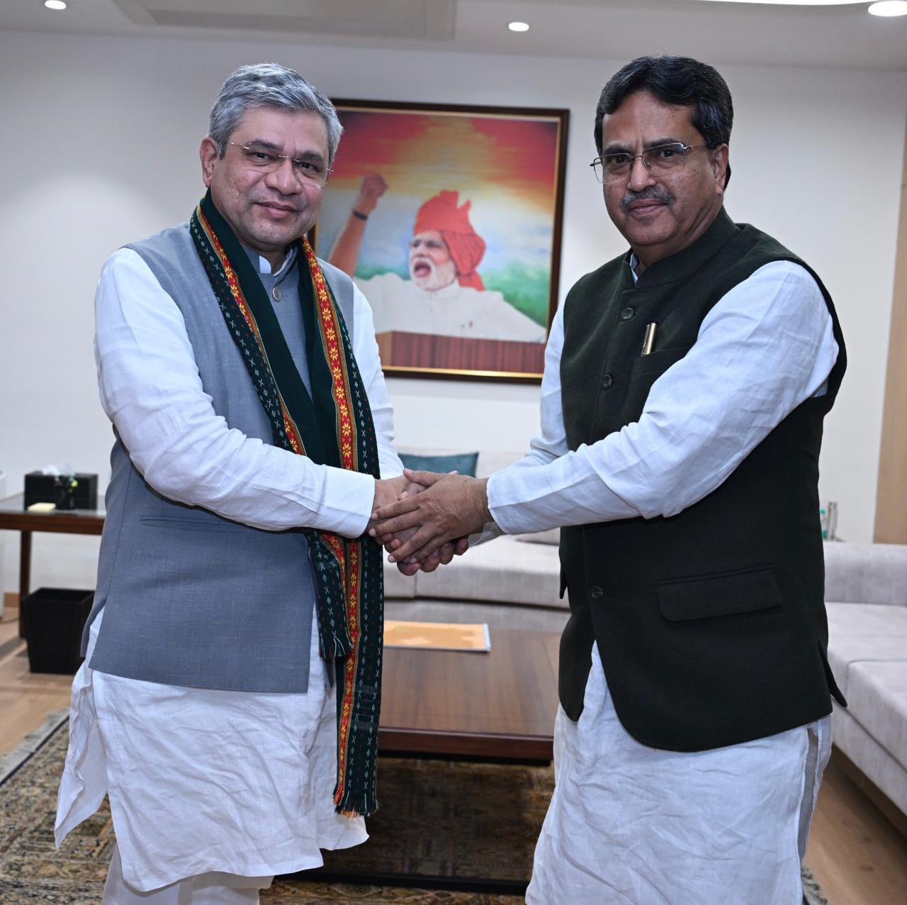 কেন্দ্রীয় মন্ত্রী অশ্বিনী বৈষ্ণবের সাথে সাক্ষাত করলেন মুখ্যমন্ত্রী