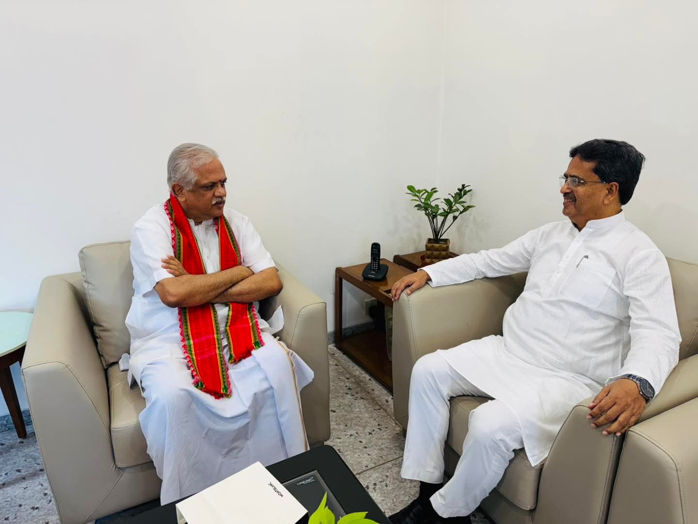 বিজেপি সদর দপ্তরে বিএল সন্তোষের সঙ্গে সাক্ষা মুখ্যমন্ত্রীর