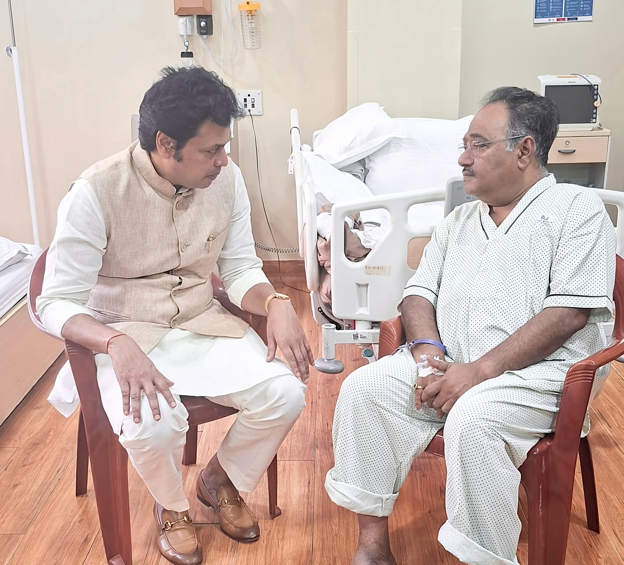 পশ্চিমবঙ্গের বিজেপি সভাপতি শমীক ভট্টাচার্যের শারীরিক খোঁজ নিতে হাসপাতালে গেলেন সাংসদ বিপ্লব