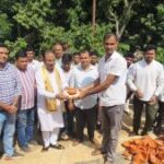 মৃৎশিল্পীর কাছ থেকে মাটির প্রদীপ ক্রয় করেন সাংসদ রাজীব