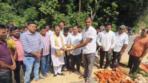 মৃৎশিল্পীর কাছ থেকে মাটির প্রদীপ ক্রয় করেন সাংসদ রাজীব